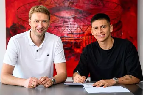 باير ليفركوزن يعلن ضم كلاوديو إتشيفيري من مانشستر سيتي على سبيل الإعارة 